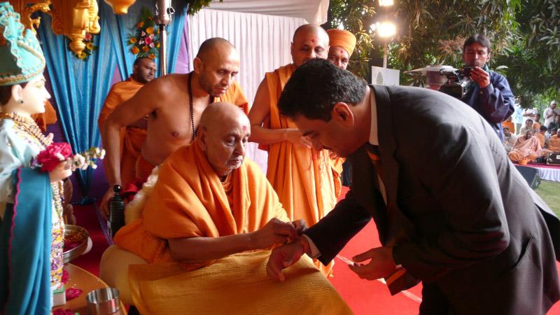 Swamishri ties nadachhadi to devotees