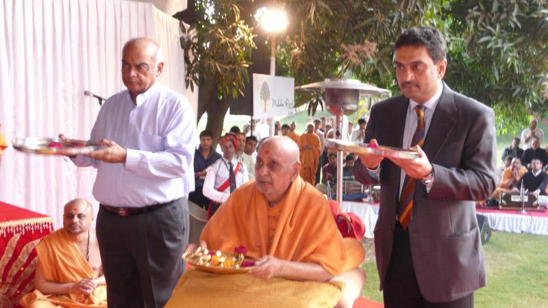 Swamishri and devotees perform arti of murtis