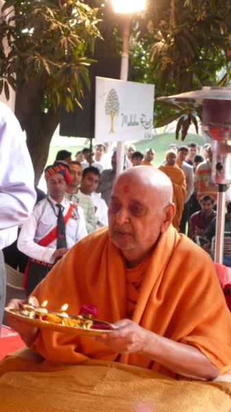 Swamishri performs arti of murtis