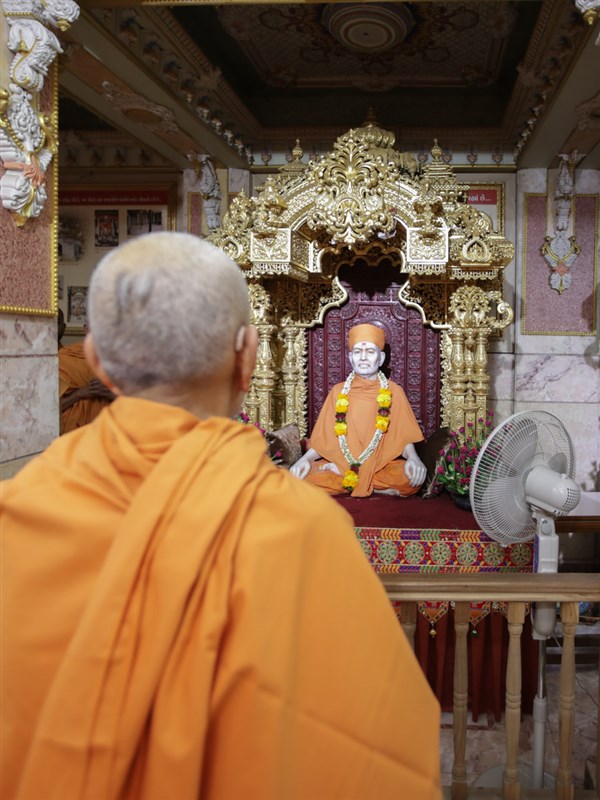 Param Pujya Mahant Swami Maharaj engrossed in darshan of Brahmaswarup Shastriji Maharaj