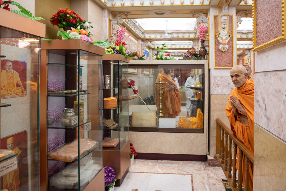 Swamishri engrossed in darshan of holy relics of Bhagwan Swaminarayan and the Guru Parampara
