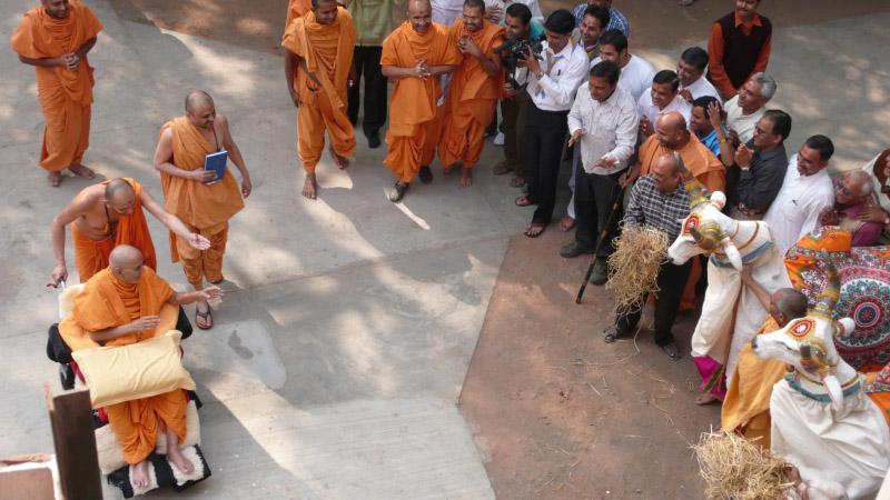 Swamishri blesess devotees
