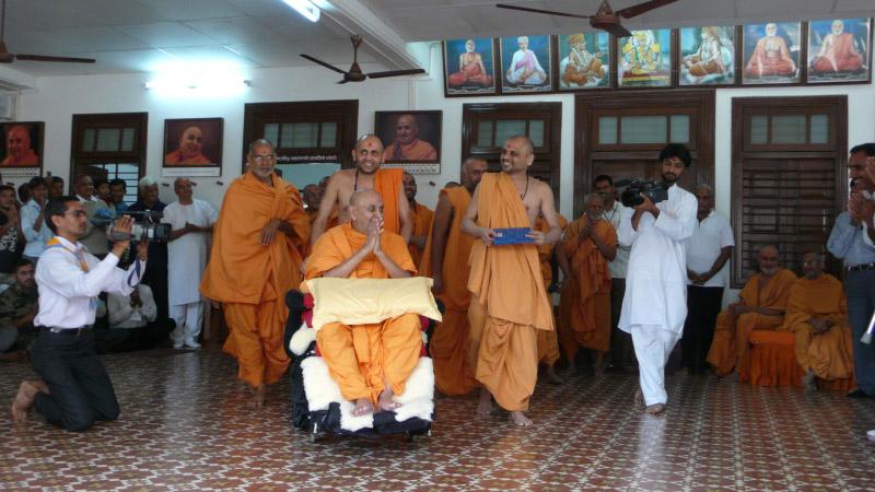Swamishri in sabha mandap