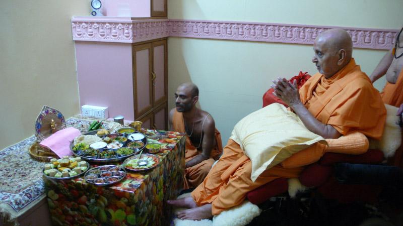 Swamishri engaged in Thakorji's thal darshan