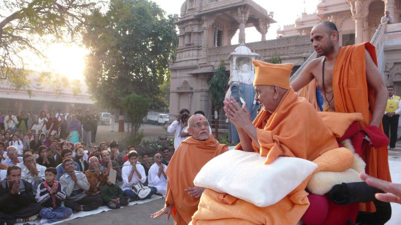 Swamsihri blesess devotees