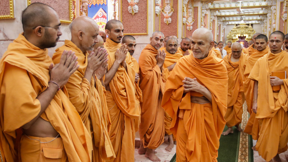 Param Pujya Mahant Swami Maharaj greets sadhus with 'Jai Swaminarayan' in the abhishek mandapam