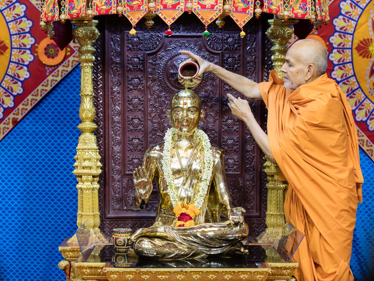 Swamishri performs abhishek of Bhagwan Swaminarayan 
