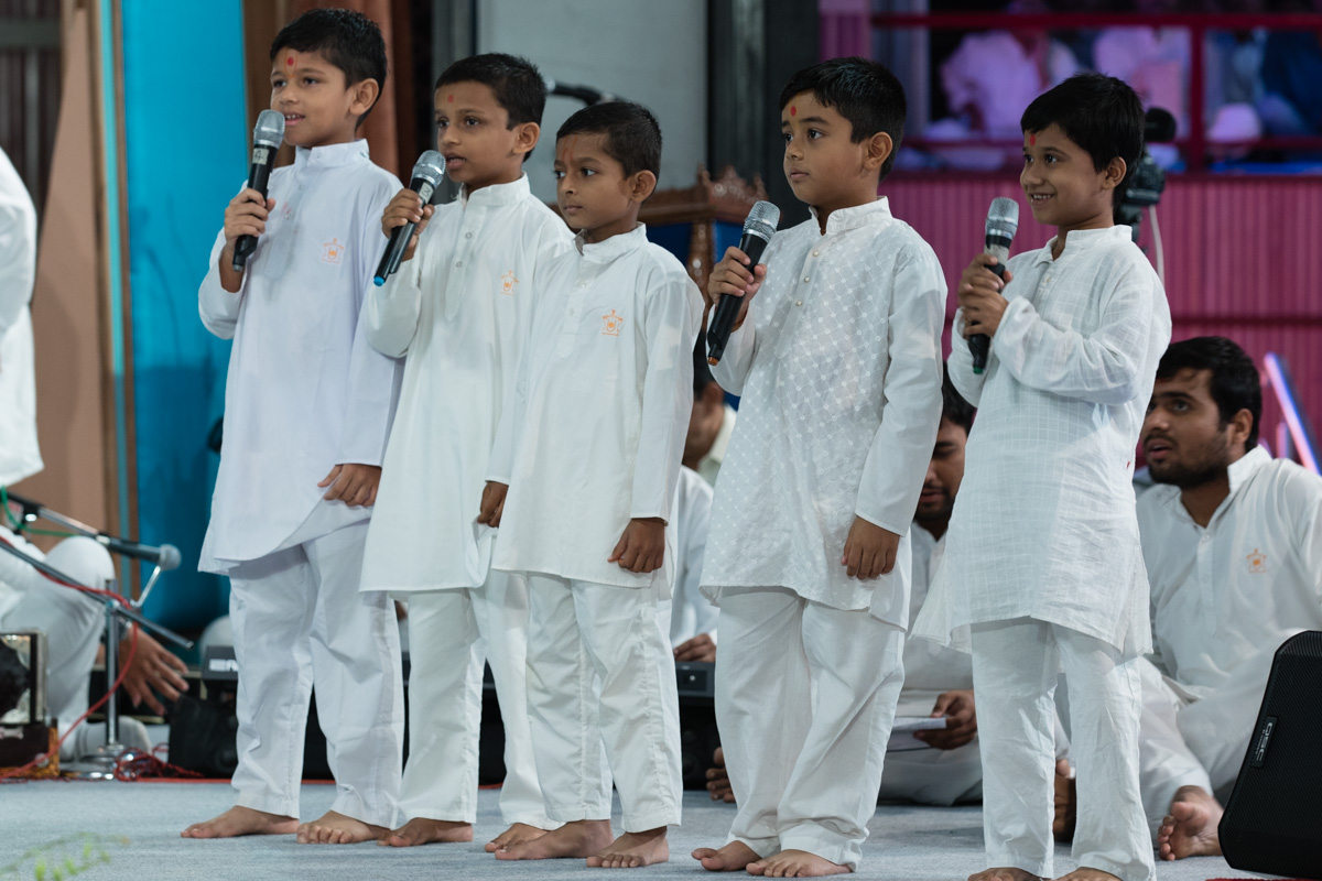 Children present mukhpath  before Swamishri 