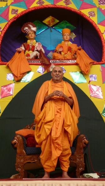  'Narayan Hare Sachchidanand prabho...." Swamishri gives jholi call