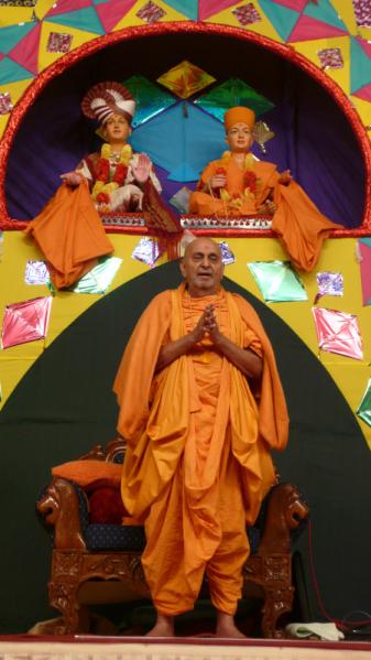 'Narayan Hare Sachchidanand prabho...." Swamishri gives jholi call