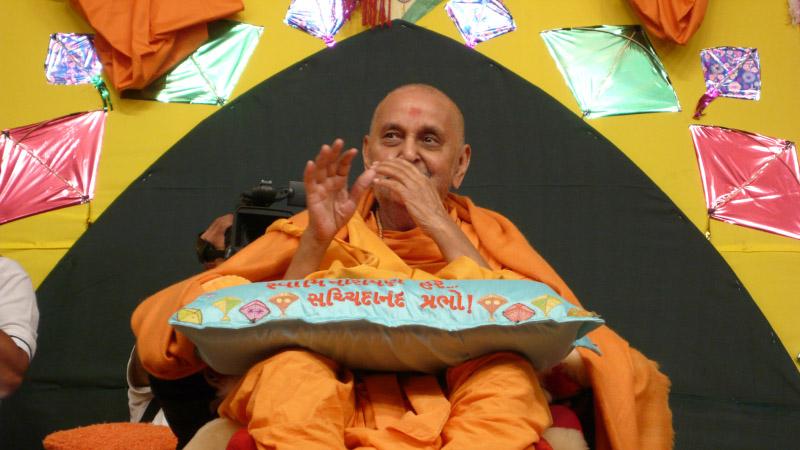 Swamishri blesses all 