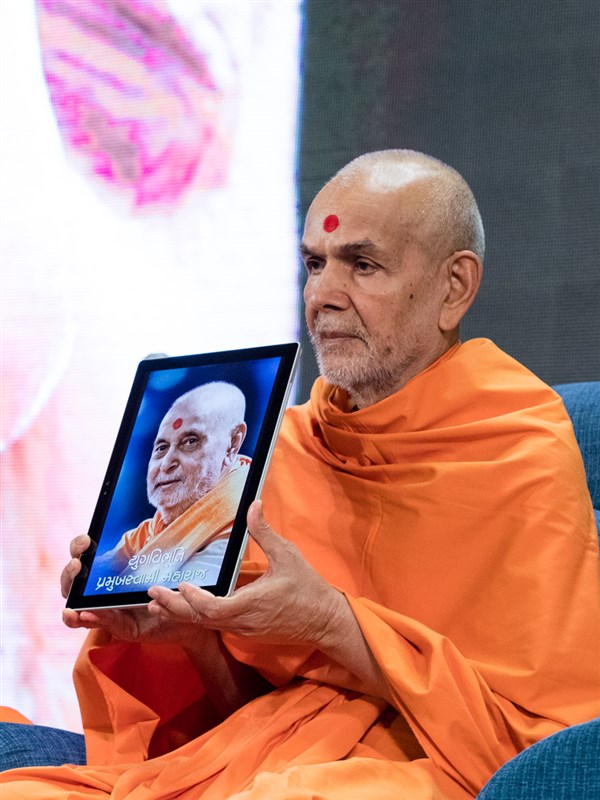Swamishri inaugurates a Gujarati e-book publication, 'Yug Vibhuti Pramukh Swami Maharaj'