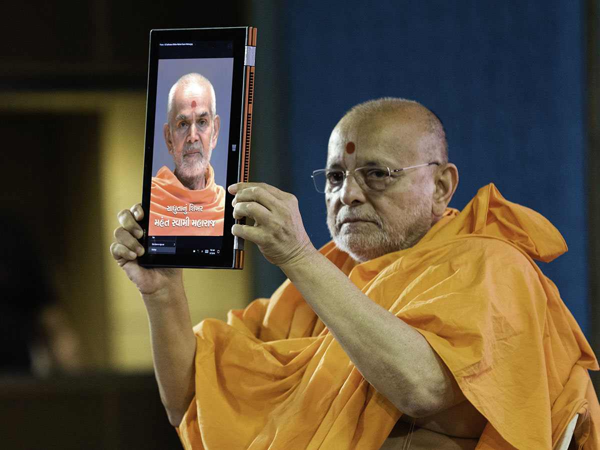 Pujya Ishwarcharan Swami inaugurates a Gujarati e-book publication, ' Sadhutana Shikhar Mahant Swami Maharaj'