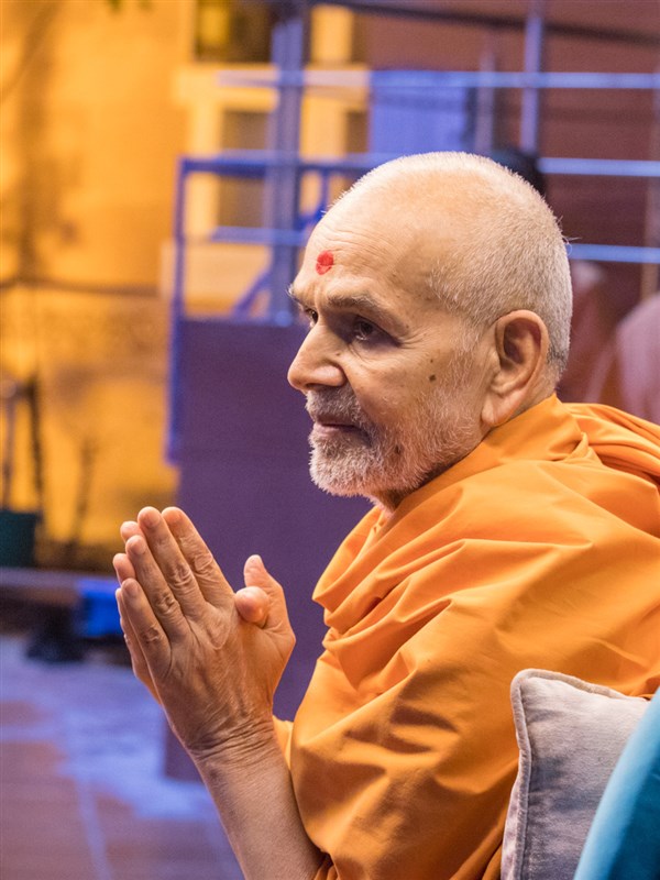 Swamishri greets devotees with 'Jai Swaminarayan' in the evening