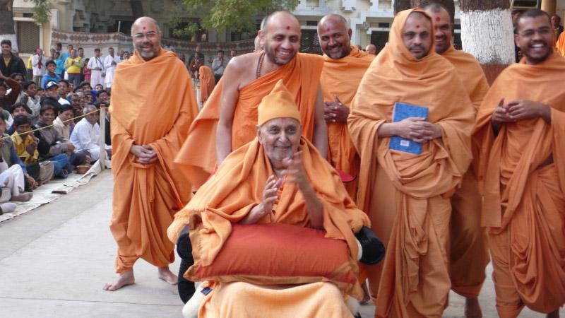 Swamishri in a divine jovial mood