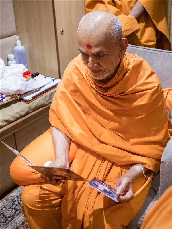Swamishri observes the new publication