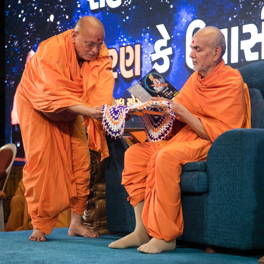 Swamishri inaugurates the new Swaminarayan Aksharpith audio publication, 'Sahajanand Charan ke Upasi'