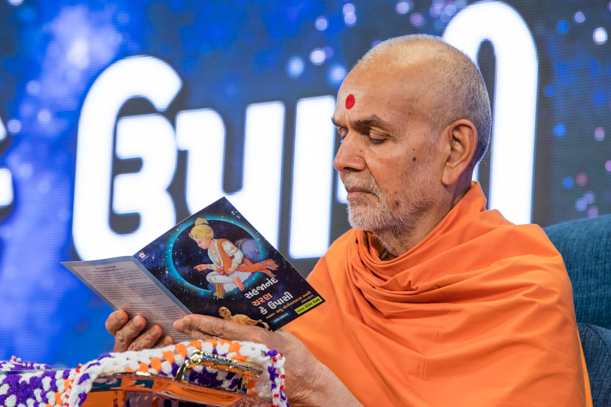 Swamishri inaugurates the audio publication 'Sahajanand Charan ke Upasi'