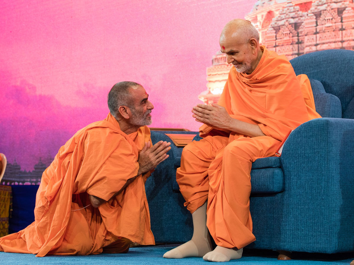 Swamishri blesses Anandswarup Swami