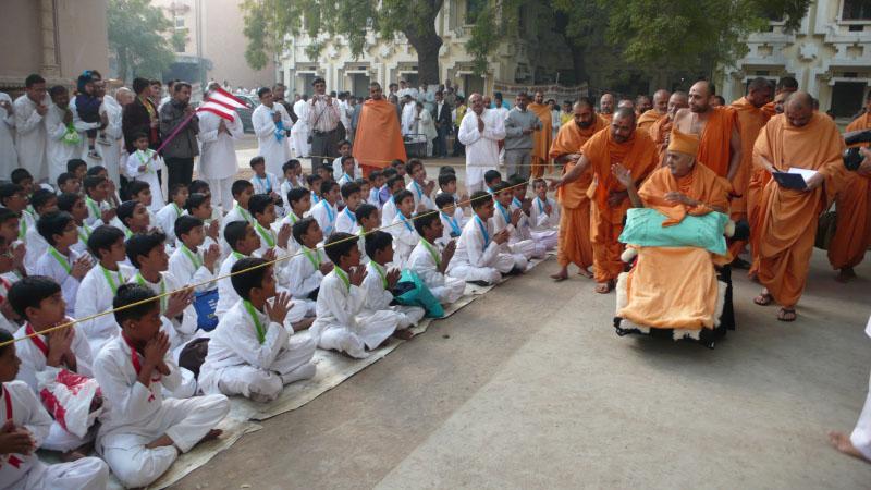Swamishri blesses kids