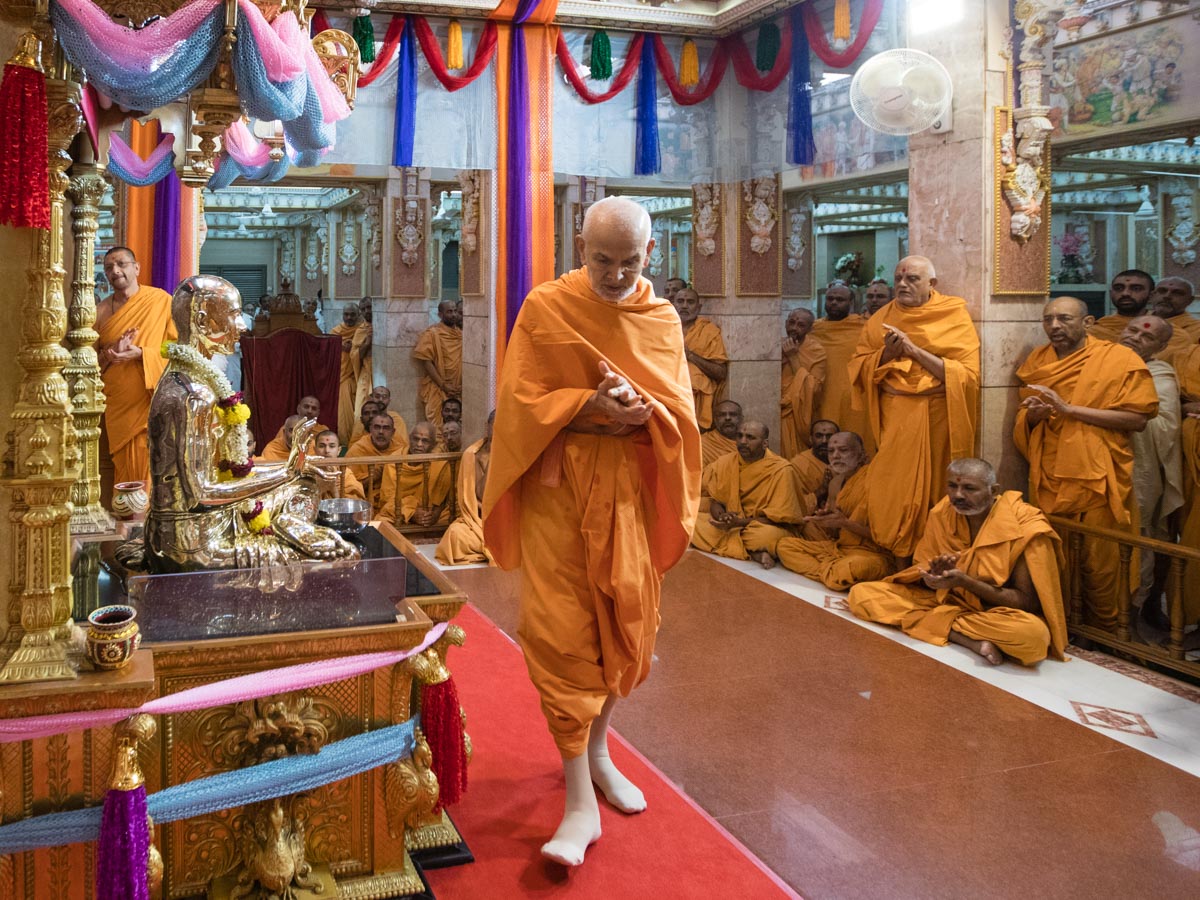 Swamishri performs pradakshina of Bhagwan Swaminarayan 