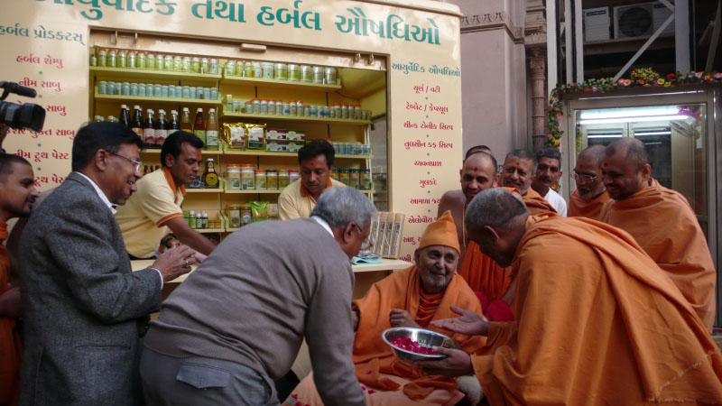 Swamishri sanctifies new mobile van of BAPS Herbal Care