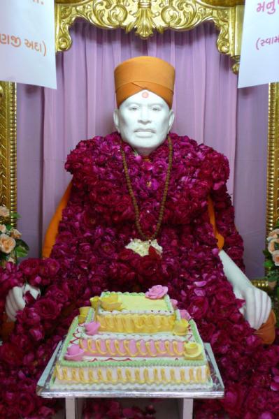 Swamishri engaged in darshan of Brahmaswarup Shastriji Maharaj