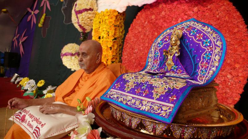 Shri Harikrishna Maharaj and Swamishri during the celebration assembly