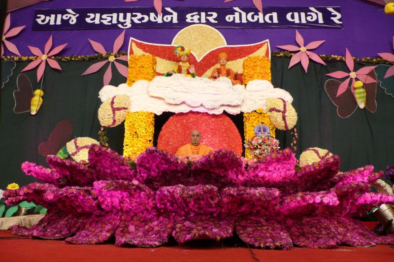 Shri Harikrishna Maharaj and Swamishri during the celebration assembly