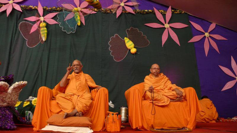 Pujya Doctor Swami and Pujya Tyagvallabh Swami