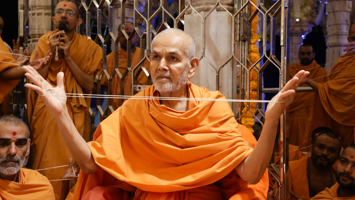 Swamishri performs janoi changing rituals