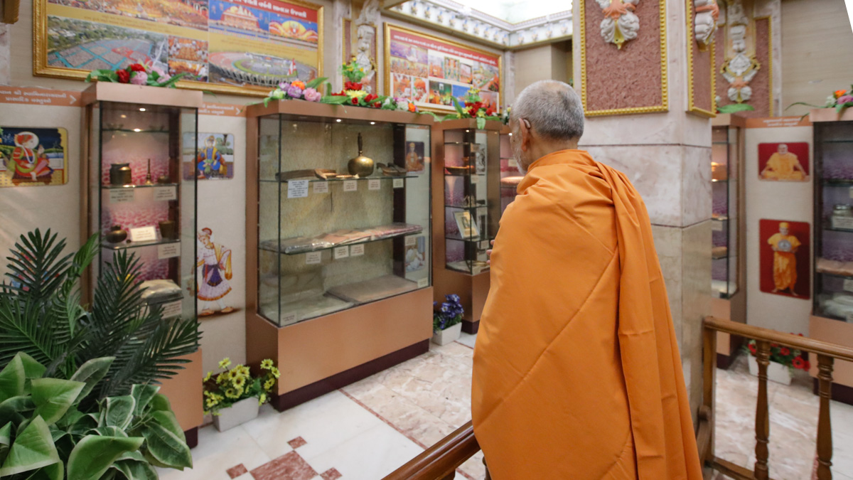 Swamishri engrossed in darshan of holy relics of Shri Guru Parampara