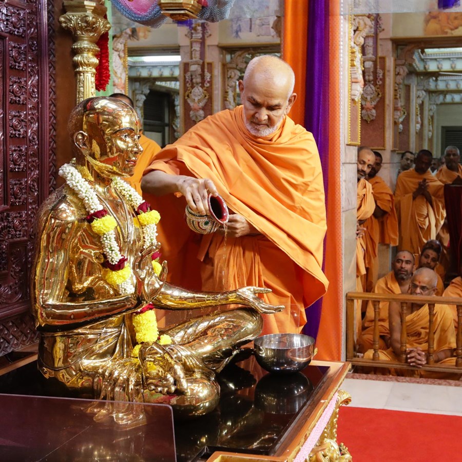 Swamishri performs abhishek of Bhagwan Swaminarayan