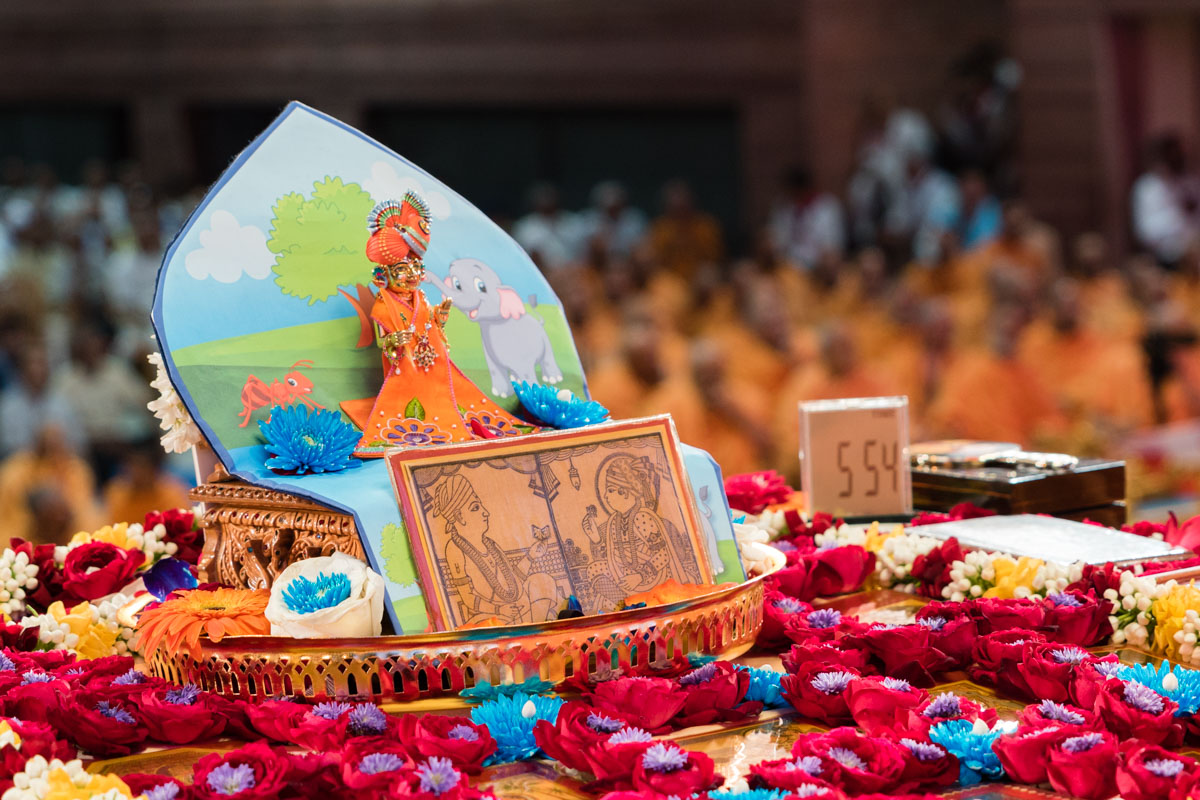 Shri Harikrishna Maharaj in Swamishri's morning puja