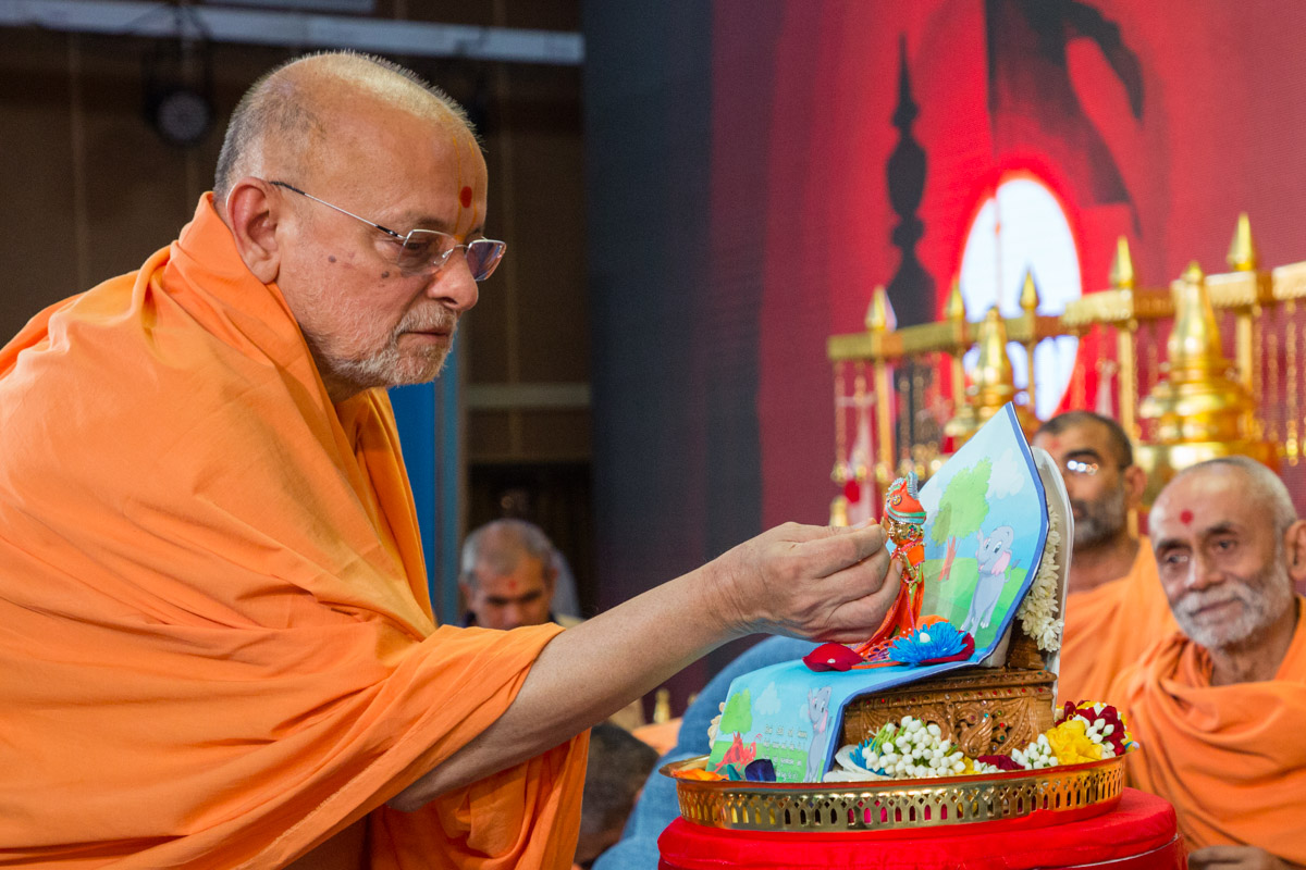 Pujya Ishwarcharan Swami performs pujan of Shri Harikrishna Maharaj