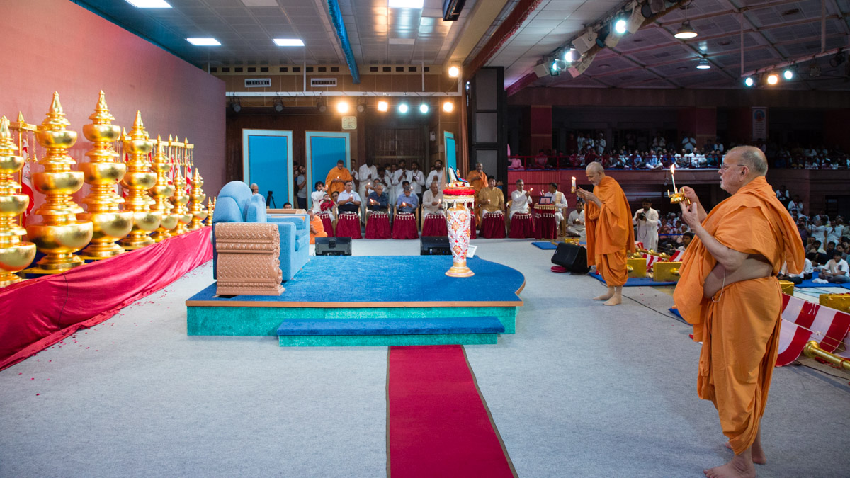 Swamishri, Pujya Ishwarcharan Swami and devotees perform arti
