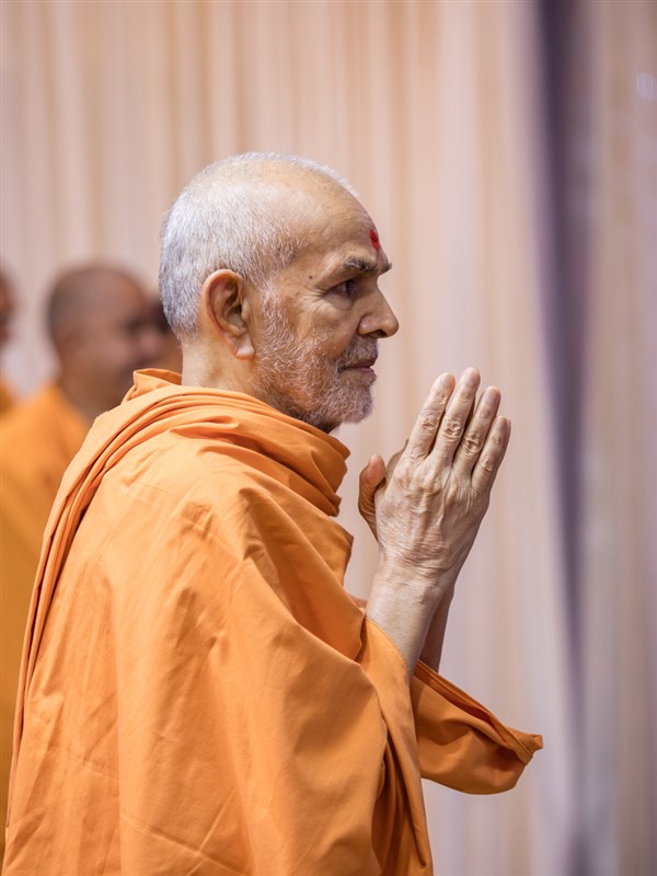 Swamishri greets devotees with 'Jai Swaminarayan' on arrival for the vartman ceremony for children and devotees