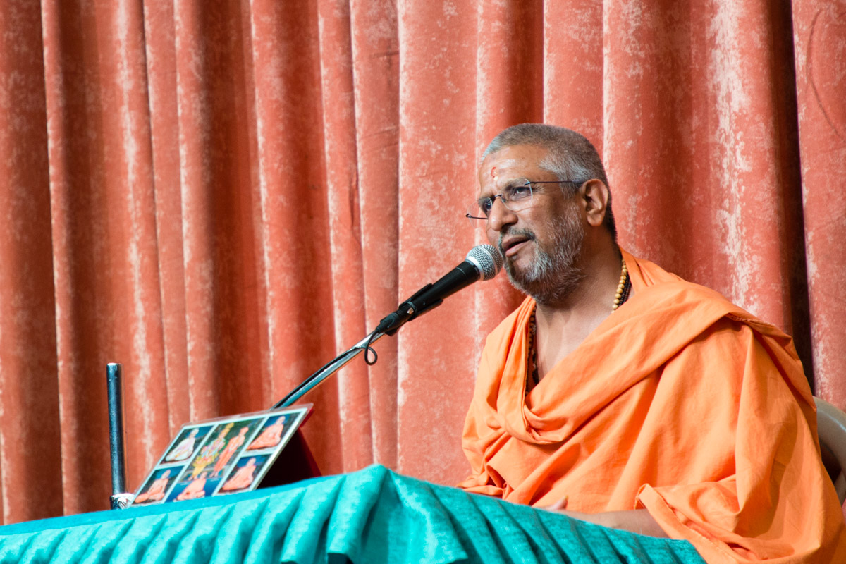 Aksharvatsal Swami addresses the evening satsang assembly