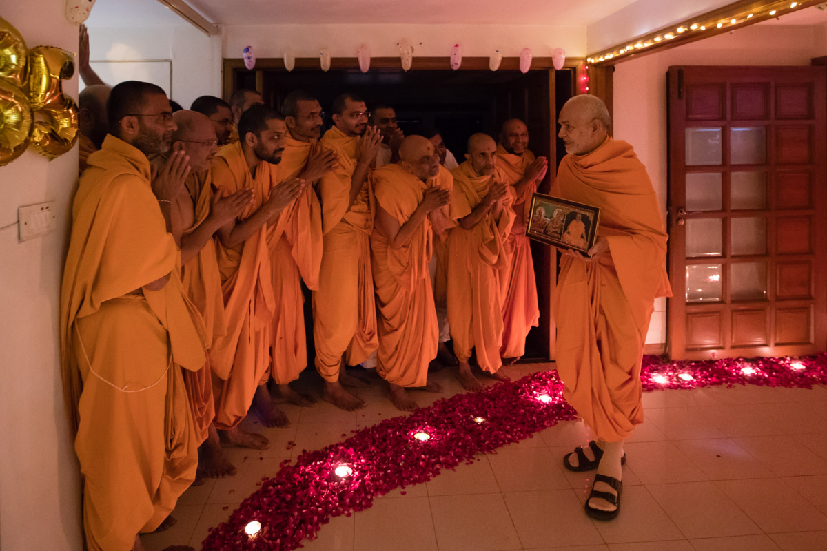 Sadhus convey 'Jai Swaminarayan' to guruhari Param Pujya Mahant Swami Maharaj on his 85th birthday
