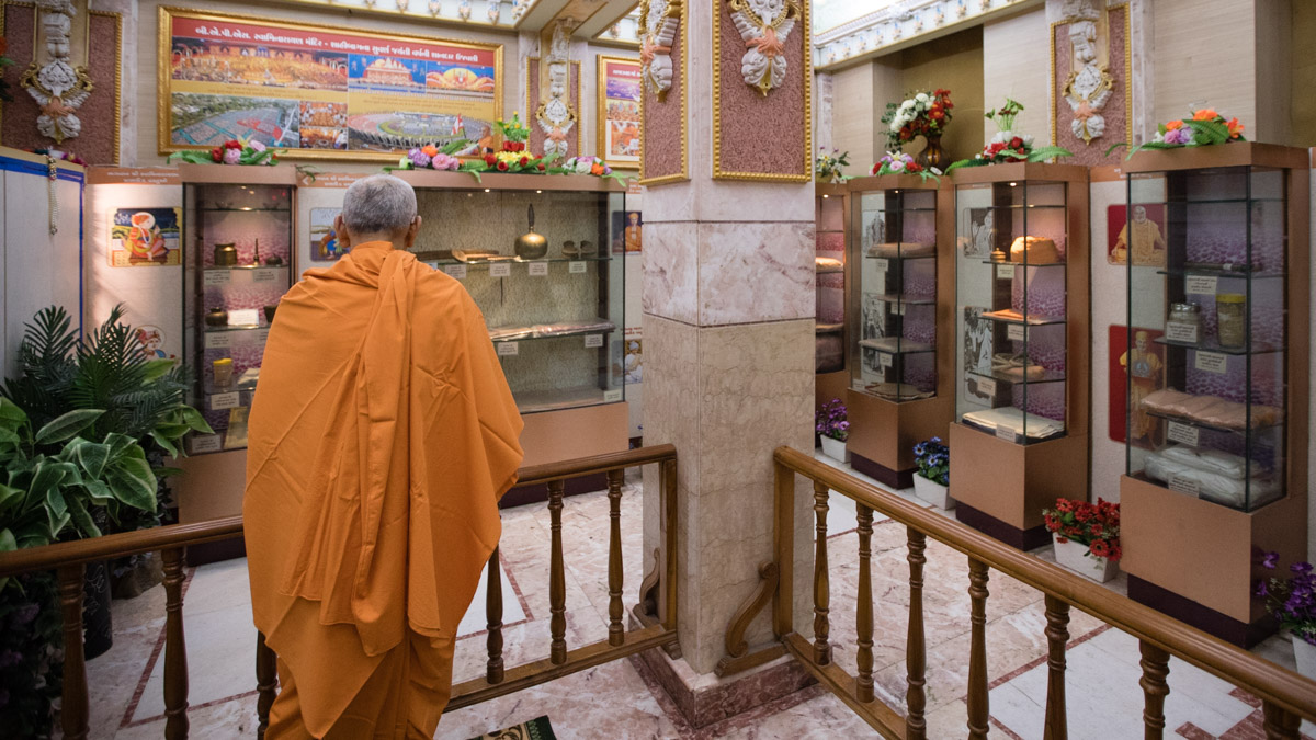 Swamishri engrossed in darshan of holy relics of Bhagwan Swaminarayan and Shri Guru Parampara