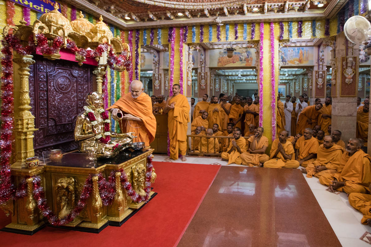 Swamishri performs abhishek of Bhagwan Swaminarayan