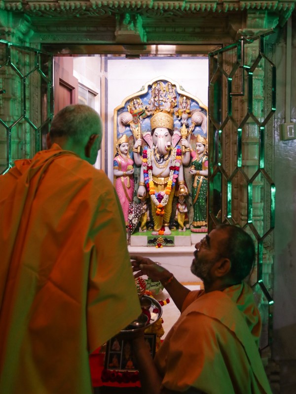 Swamishri performs pujan of Shri Ganeshji to commemorate Ganesh Chaturthi