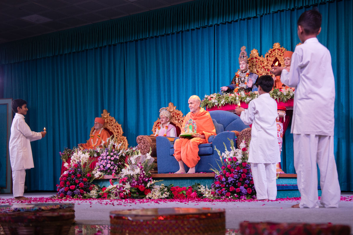 Children perform arti as part of the dance