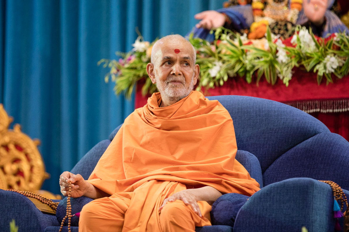 Swamishri doing mala