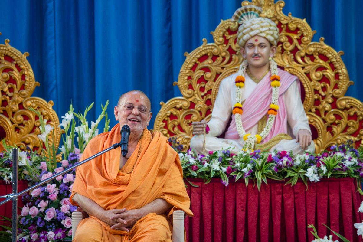 Pujya Ishwarcharan Swami narrates his experiences with Param Pujya Mahant Swami Maharaj