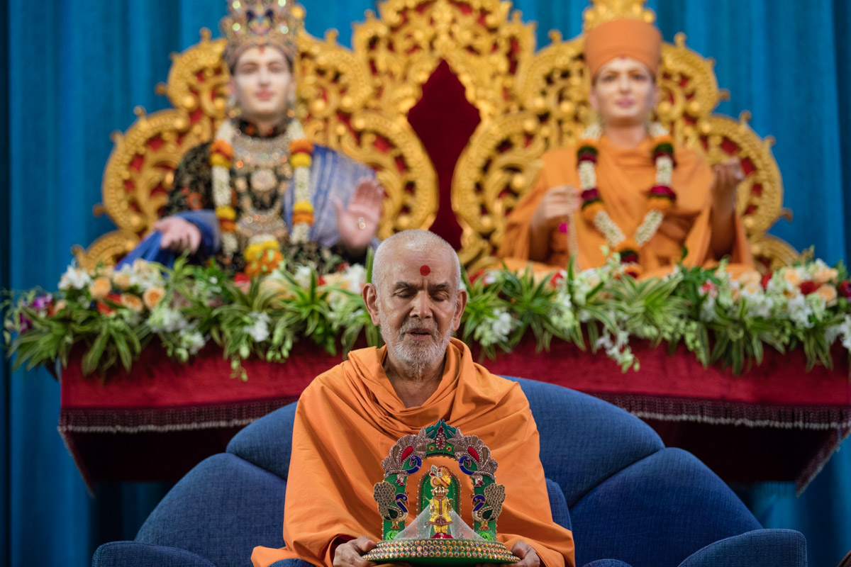 Swamishri with Shri Harikrishna Maharaj during mantra-pushpanjali