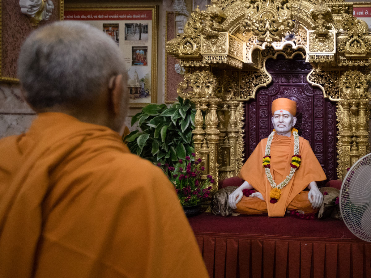 Param Pujya Mahant Swami Maharaj engrossed in darshan of Brahmaswarup Shastriji Maharaj in the abhishek mandapam