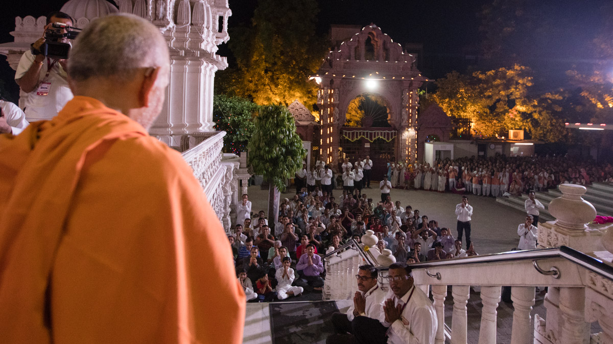 Devotees doing darshan of Swamishri 