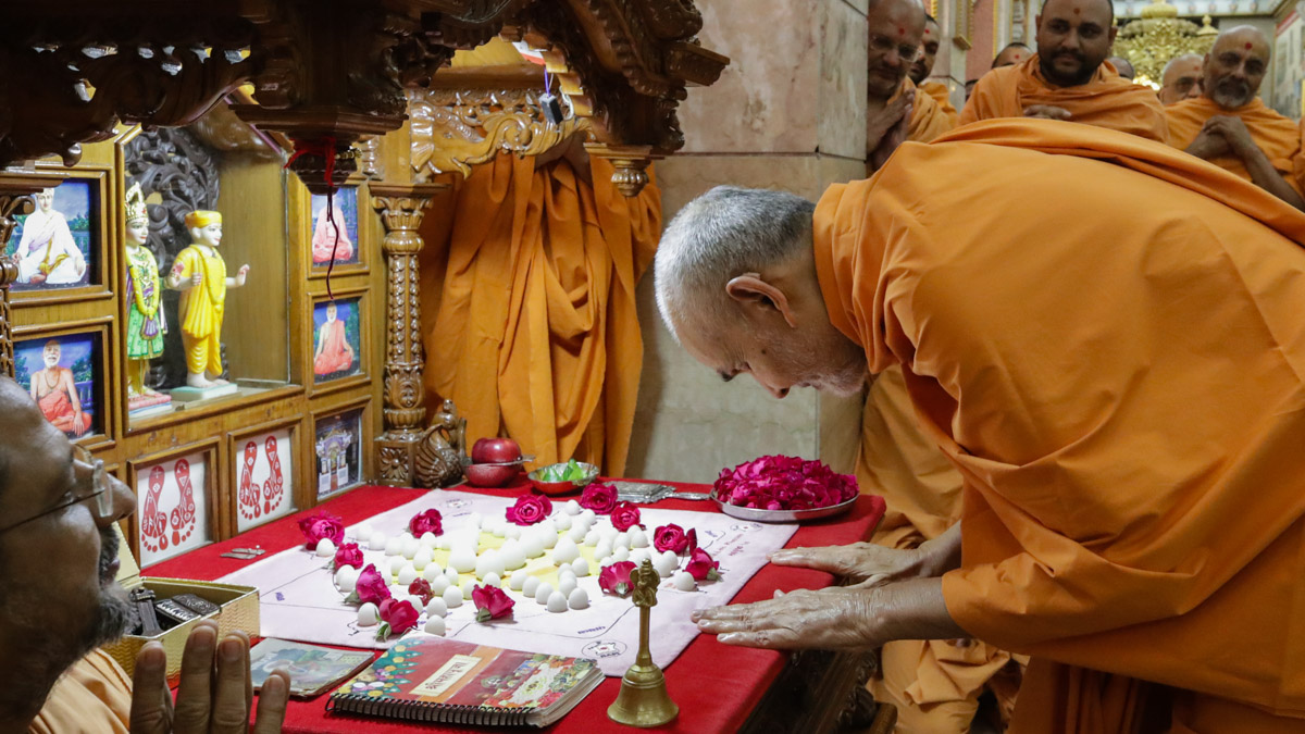 Param Pujya Mahant Swami Maharaj engrossed in darshan of mahapuja in the abhishek mandapam