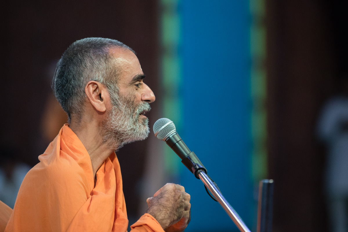 Anandswarup Swami delivers a discourse in the evening assembly